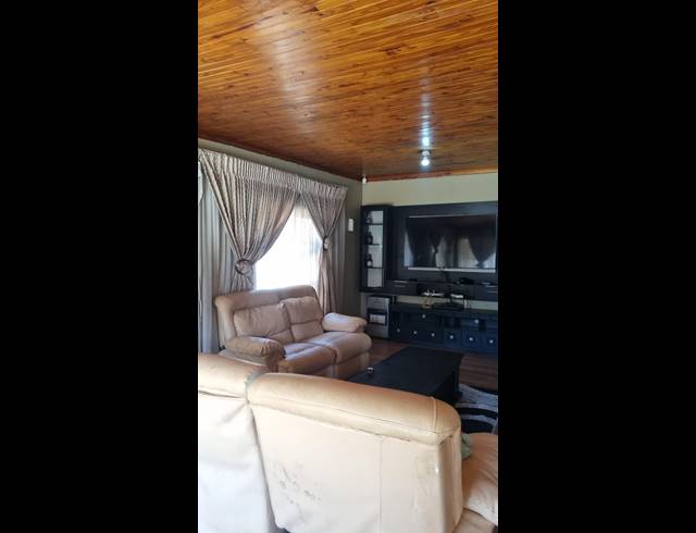 4 BEDROOM FREESTANDING FOR SALE IN BARRY HERTZOG PARK